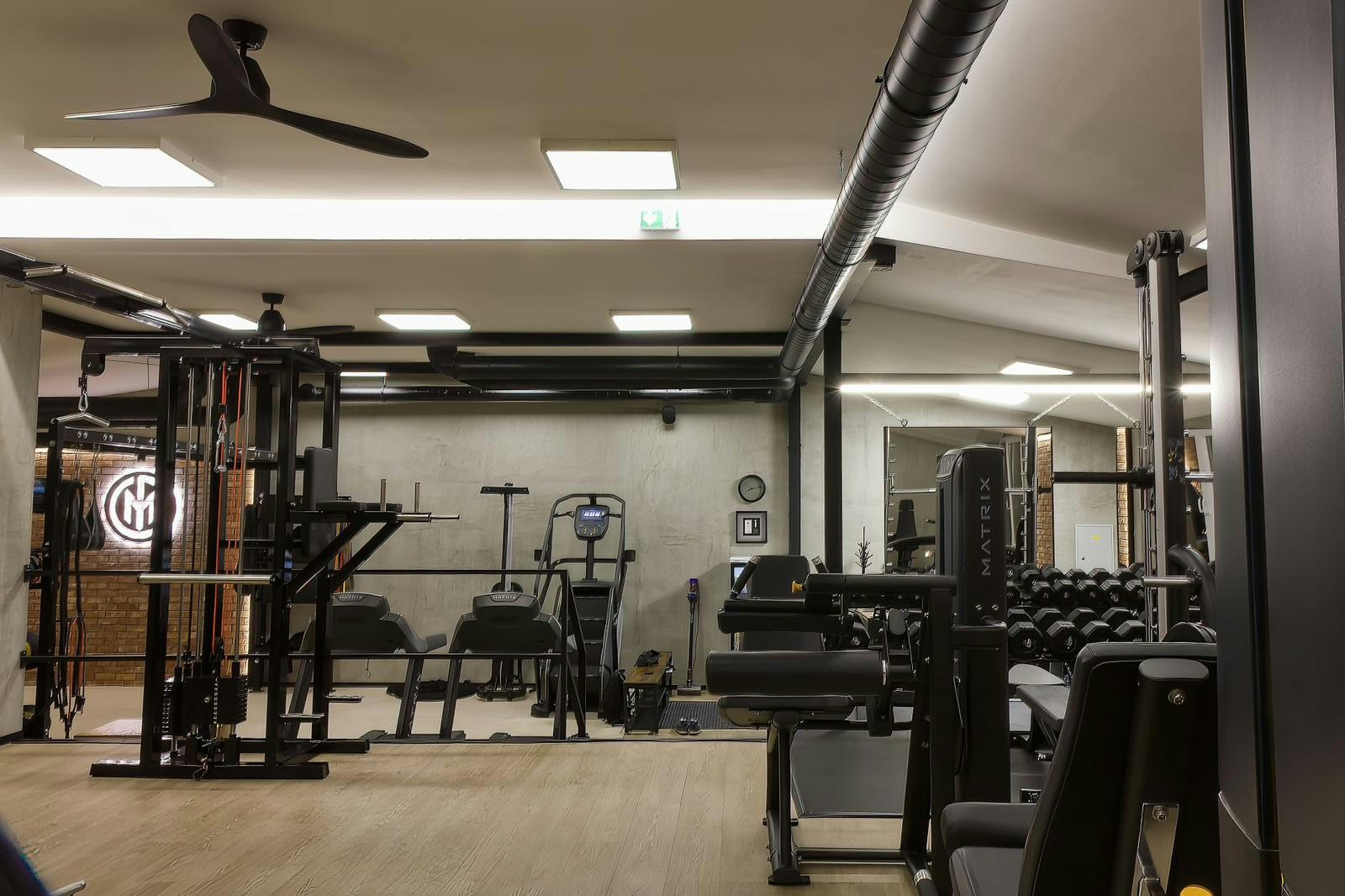 Overcome Gym zevnitř: posilovací stroje Matrix, jednoručky a cvičební lavice